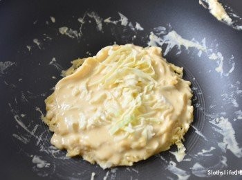 step6: 熱油鍋後將剛剛的麵糊分一半倒入鍋內