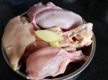 step3: 豬剛，雞殼，雞肶，薑片