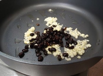 step5: 燒熱2湯匙油， 下蒜蓉及豆豉爆香（不要爆焦， 愛辣可加辣椒粒）