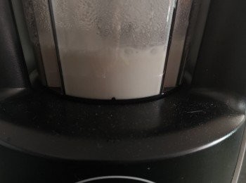 step2: 將南北杏連水打成杏汁。