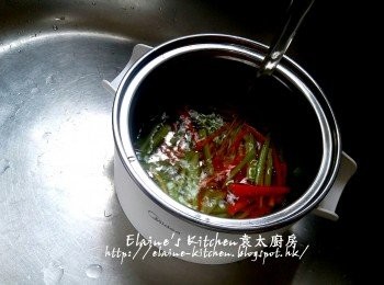 step3: 西芹及甘旬條放入美的早餐機的煲內加少許鹽 , 油及水