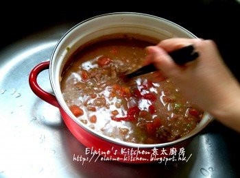 step6: 逐一加入茄膏 , 上湯及水(500ml)拌勻