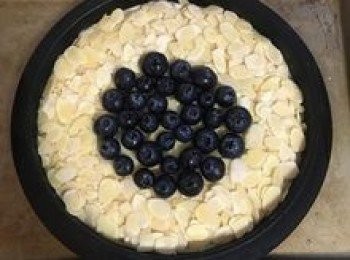 step12: 並於週圍撒上杏仁片；入烤箱170度烤40分鐘，到杏仁片上色，蛋糕澎起即可。