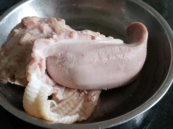 step11: 用細刀將豬剛白的脷胎刮掉，沖洗後放回出水滾約 3 分鐘