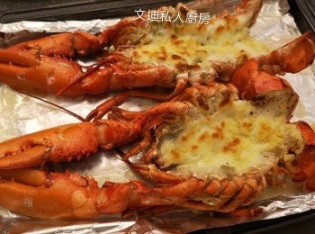 step6: 將龍蝦放入水波爐選用Grill 功能Grill 12分鐘完成。（焗爐只提供參考度數，用180度焗12分鐘，需自行目測判斷時間。）