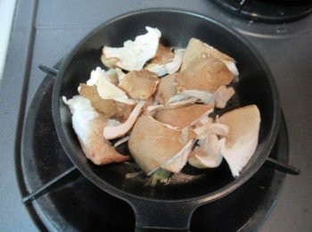 step2: 取小鍋子,放入薑絲,酒,味霖及豆豉煮滾出香氣,放入步驟1拌勻.