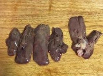 step3: 雞肝用剪刀剪去所有的筋、血管、脂肪和血塊，再用流動水泡洗一下。