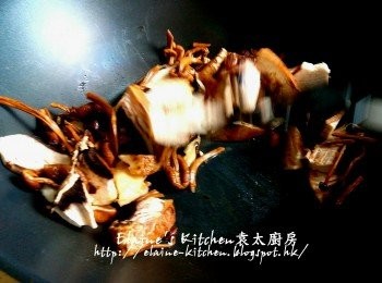 step7: 鑊中加入一半份量牛油煮溶 , 放入大啡菇及茶樹菇用中火爆香先盛起