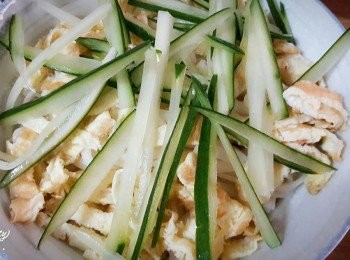 step12: 再舖上小黃瓜絲