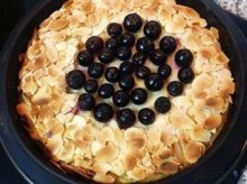 step13: 烤好後的蛋糕出爐後會回縮一點，屬正常現象。取出後要放到完全降溫（或入冰箱冰1小時）才脫模。脫模時直接用鏟子或手伸到蛋糕底下抬起蛋糕放到盤子上即可。也可以先倒扣在盤子上再翻面回來。