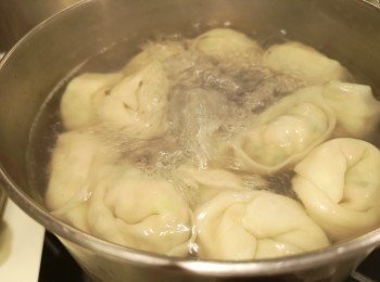 step4: 雲吞用令外一個煲煮熟備用。