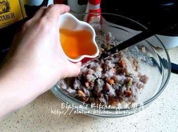 step3: 加入1湯匙冬菇水再拌勻