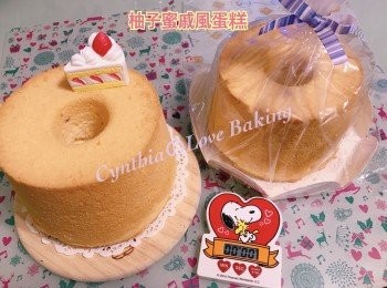 step10: 電動打蛋器做法：
1、用中速打散蛋白至白色起泡，分三次加入糖打至廷身起勾（第一、二次用高速，在第三次時加入粟粉，轉中速打至勾），再用慢速打半分鐘
2、先打散蛋黃，之後加入菜油打至淡黃色，再加入鮮奶打勻，最後加入柚子蜜打勻
3、低筋麵粉過篩，加入蛋黃糊內，以切拌方式輕手拌勻至無粉粒
4、預熱焗爐160度
5、將1/3蛋白霜1加進蛋黃糊內用切拌式輕手拌勻，之後將蛋黃糊倒入餘下之蛋白霜用切拌方式快手拌勻
6、將麵糊倒進戚風模內，輕"噔"幾下
7、160度10分鐘，130度35-40分鐘
8、焗好