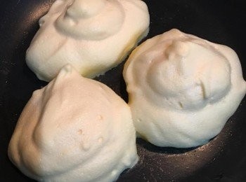 step5: 掀蓋後，麵糊膨脹、表面略乾，即可小心將鬆餅翻面，此時可以再加入3-4湯匙的水，蓋上鍋蓋後，再煎約3分鐘。

*翻面時盡量輕柔以免破損
