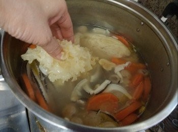 step6: 雪耳去頂，湯滾起一個鐘後落雪耳，再轉細火煲两個鐘