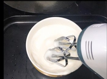 step5: 先把1/3蛋白霜加入蛋黃麵糊。用刮刀以切拌方式攪拌均勻。