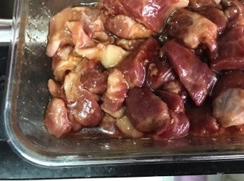 step1: 洗淨豬肉，吸乾水分，切片，用义燒醬，生抽，料酒，燒烤蜜糖，蠔油放在雪櫃醃製12小時(因時間關係，我只醃製了8小時)(調料份量看义燒多少而定，我大約每種兩湯匙)