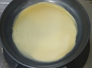 step8: 熱鑊，倒入適量蛋糊，中細火煎