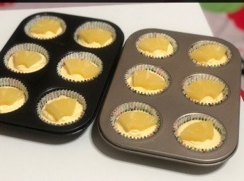 step1: 做法.....
牛油室溫放軟....
加入糖打到帶奶白
分數次加入蛋液...攪拌...
加入菠蘿水/奶
再加入粉類................攪拌均勻....
最後加入小許菠蘿碎攪拌...