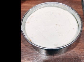 step5: 在將混合物倒入模具內，放入雪櫃6小時以上或過夜。