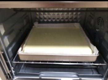 step5: 預熱焗爐160度，
準備爐紙，倒入模具掃平，係底部拍打幾下，排走大泡泡，盡快入爐