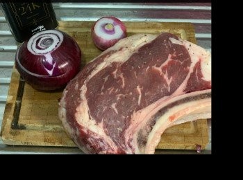 step1: <span class="group_1">牛排</span>用粗鹽及黑胡椒醃20分鐘或以上