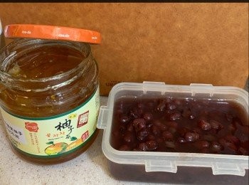 step1: 糯米粉慢慢加入溫水揉成糰，分割對半後，其中一份加入高島柚子茶再揉成小圓形，另一份加入抹茶粉揉均勻後再揉成小圓形，即成柚香小丸子和抹茶小丸子。