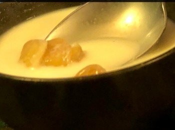 step7: 另：若不用蛋白於杏仁茶內，可以用桂圓，因為桂圓性溫味甘，益心脾，補氣血，具有良好的滋養補益作用。它不但能滋補身體及肌膚從而到改善你的冰冷身體，這湯水最適合秋冬季節。




想知道我更多食譜，可去我Facebook 專頁。
https://m.facebook.com/carlineki/