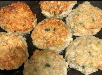 step4: 燒熱鑊倒入油，將肉餅一個個放入鑊內，用慢火將兩面煎至金黃色便成。