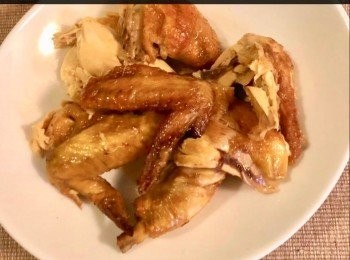 step5: 燒熱鑊落油，將雞用熱油淋上雞上，炸至兩面微黃後取出。然後將
雞斬件備用。