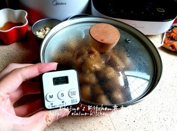 step9: 10分鐘後將陳皮魚蛋連汁料轉放另一煲內 , 蓋上蓋焗1小時(如有時間 , 焗得越長時間越入味呢)