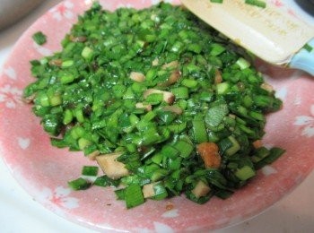 step3: 再滾收乾到8份時,加入澱粉水勾芡,熄火馬上放入步驟1的韭菜拌勻盛盤待涼.