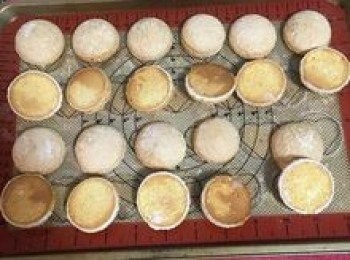 step16: 將冷卻後的牛粒從烤模上取下，並依大小配對成雙，漢子將有裂痕的倒放，用來抹夾心。