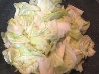 step5: 放入白菜拌炒；