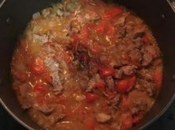 step7: 炒到蕃茄都柔軟了，再加入棕櫚糖拌炒均勻；