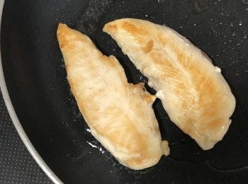 step1: 下油熱鑊，將雞柳加鹽煎熟，放涼後撕碎