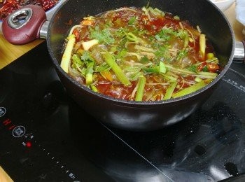 step1: 先將大魚頭及九肚魚剪開頭部扯出內臟用塩省乾淨後用酒，胡椒粉及生粉略醃備用