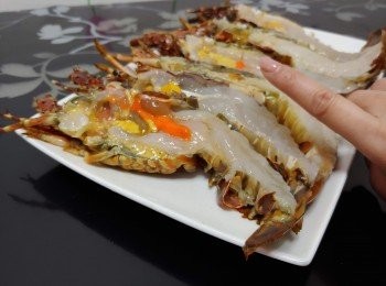 step1: 龍蝦洗淨（殼部份）備用