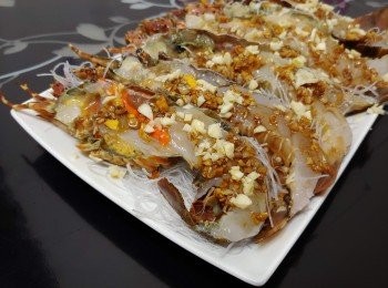 step6: 將浸軟的粉絲略剪碎舖在碟上， 放上龍蝦;   在龍蝦上灑上適量<span class="group_2">金蒜醬</span>； 再灑上銀蒜粒