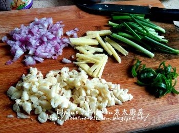 step1: 薑去皮切絲 , 蒜頭去衣拍碎 , 乾蔥頭去衣切碎 , 蔥切段及幼絲
