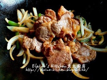 step9: 將豬扒回鑊 , 倒入醃豬扒汁(將醃豬扒的汁加少許水拌勻)