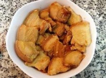 step12: 除了直接裝盤外，也可以取一個碗公，先舖上五花肉；