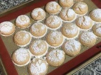 step12: 烤好後可以先將多餘的糖粉抖下，回收用來拌夾心內餡；牛粒則靜置放涼，