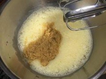 step6: 全蛋液：蛋+糖。蛋先打到起泡，再加入糖，一起打發