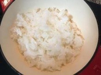 step3: 用手將木耳撕成小塊放入鑄鐵鍋或陶鍋中；