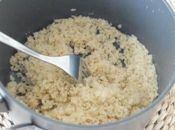 step2: 用叉將藜麥弄散即可