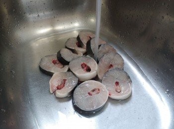 step1: 鱔請魚販去潺及切件；徹底沖淨