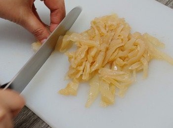 step2: 海蜇頭洗淨， 切絲；