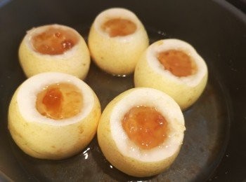 step7: 將桃膠糖水倒入雪梨內，餘下倒入低壓煲內同煮。