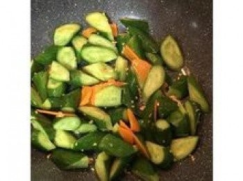 step9: 入小黃瓜，並下少許鹽繼續拌炒；